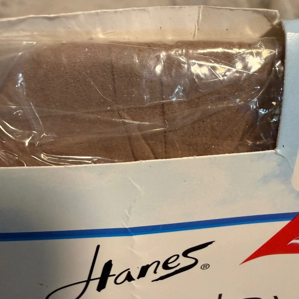 Hanes Everyday Day Sheer Pantyhose Nude EF‎ Sandalfoot Non Control Top 00L80 NWT